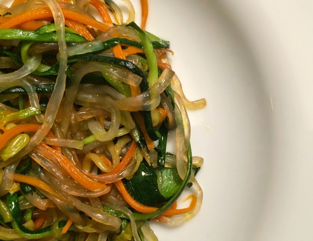 Shirataki con spaghetti di zucchine e carote